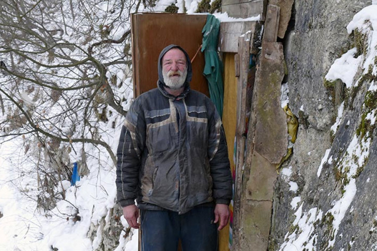 "Pećinskom čovjeku iz BiH" hladnoća ne može ništa (FOTO)