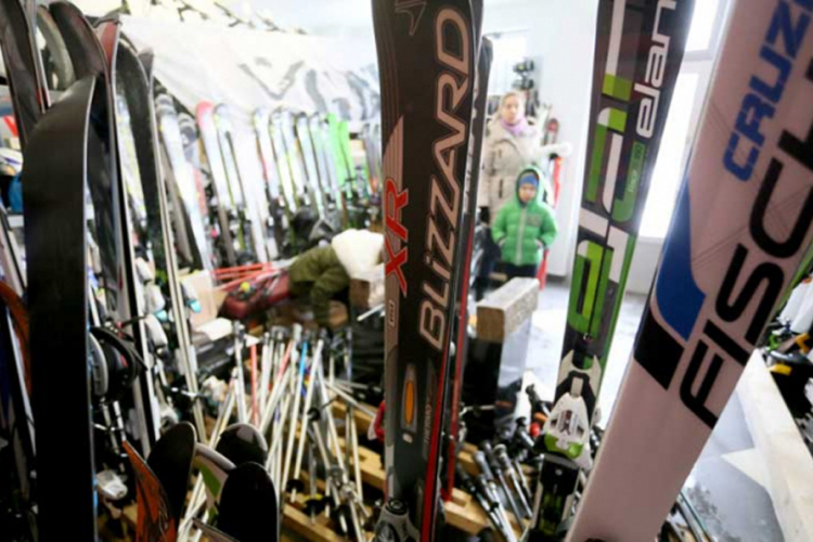 Pomama za skijama i sankama