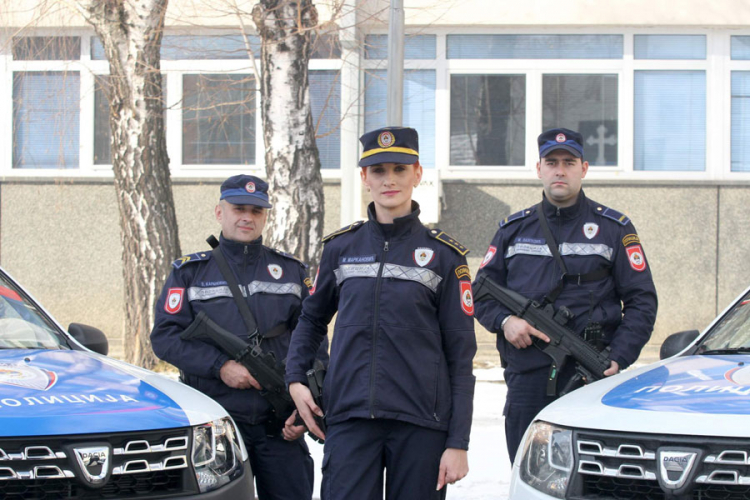 Dame u uniformi: Spretne pred diktafonima i izazovima