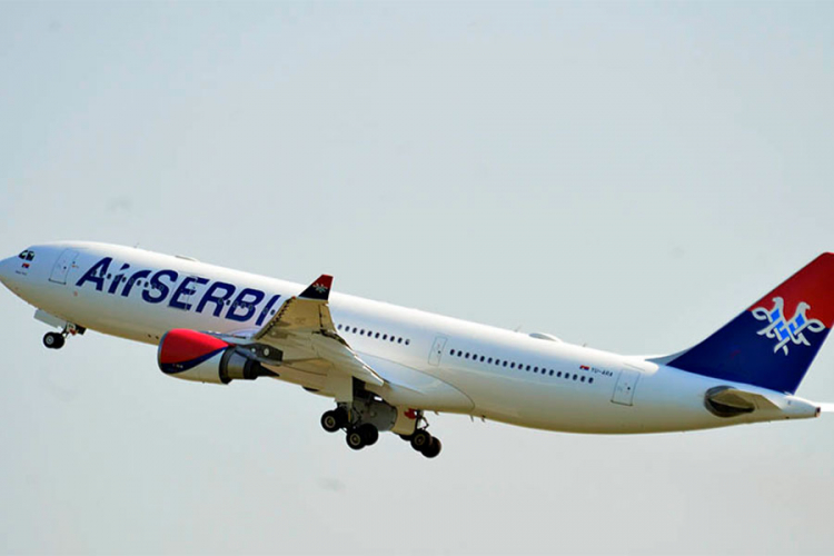 Grom oštetio avion, putnike preuzeo "Er Srbija"