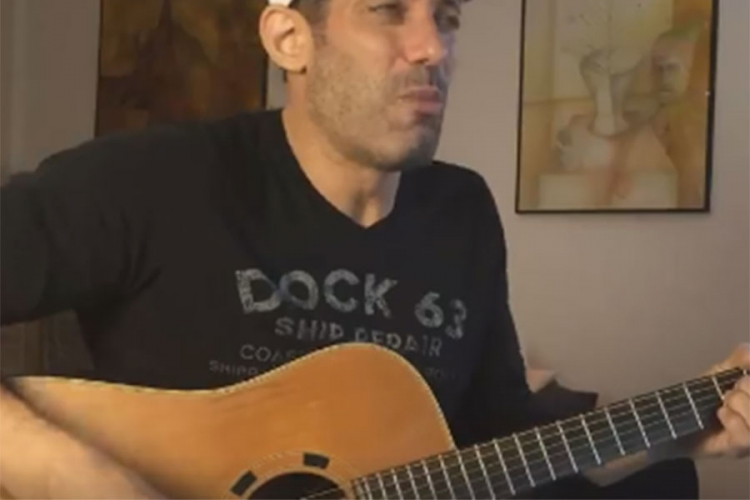 Pogledajte kako je muzičar koji ne zna naš jezik otpjevao hit "Klinka"