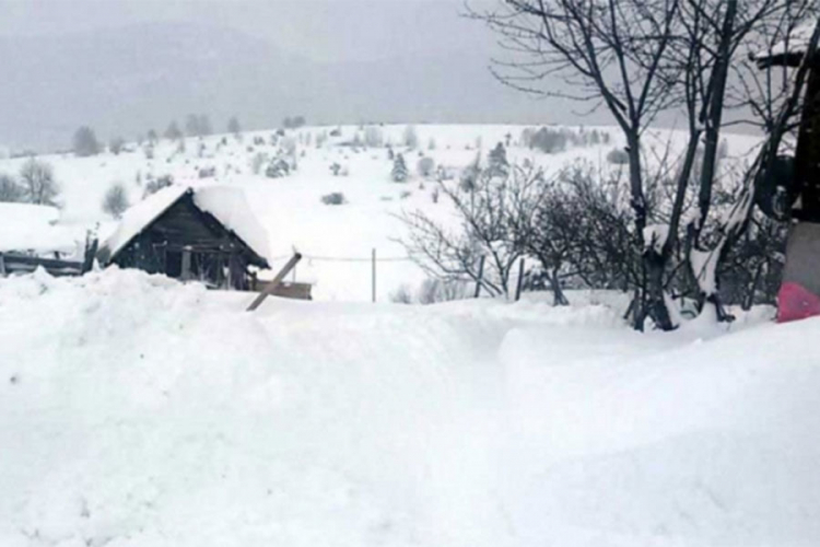 Spasena bolesna djevojčica iz sela zavijanog snijegom