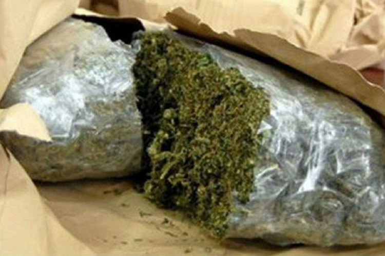 Albanci prevozili 13 kilograma marihuane
