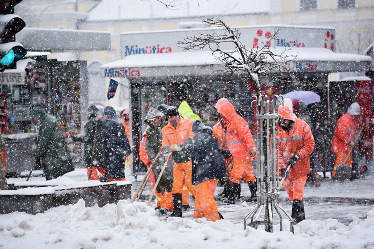 Snijeg zavejao BiH: Ekipe na terenu, saobraćaj usporen (FOTO)