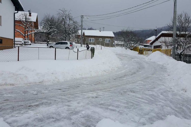 Mještani Česme čiste ulicu ispred svojih kuća