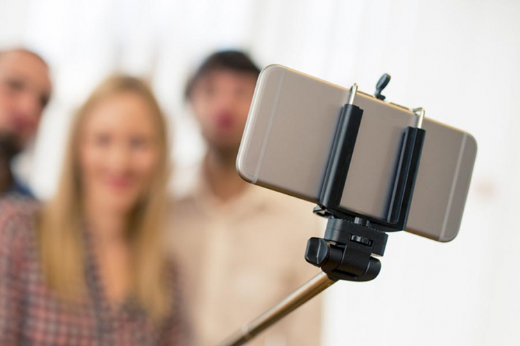 Dvoje tinejdžera usmrtio voz dok su pravili selfi