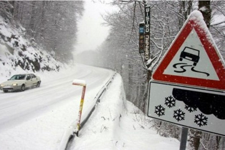 Snijeg i dalje na putevima, vozači oprez