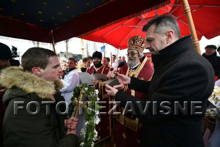 Banjaluka: Đorđe Rađenović prvi doplivao do časnog krsta (FOTO)