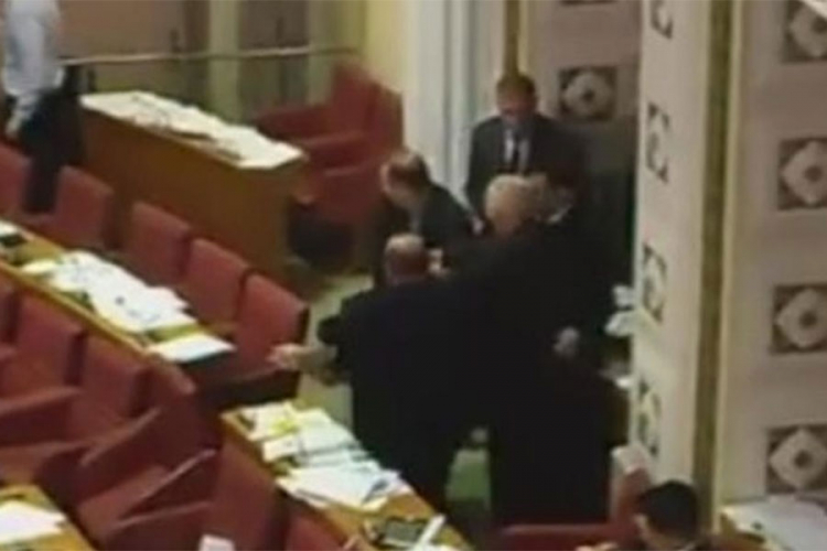 Drama u hrvatskom Saboru, Pernara iznijeli zbog dobacivanja (VIDEO)