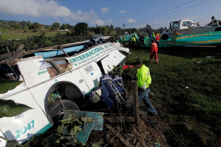 Školski autobus udario u stub, 16 poginulih