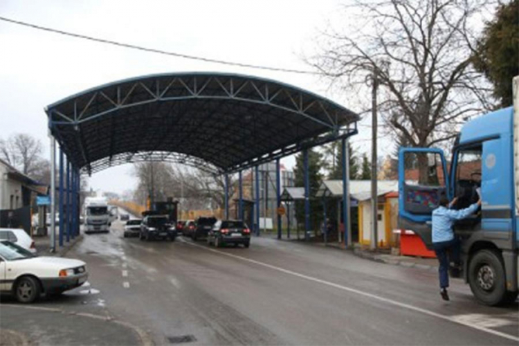 Na graničnom prelazu Gradiška čeka se do sat vremena


