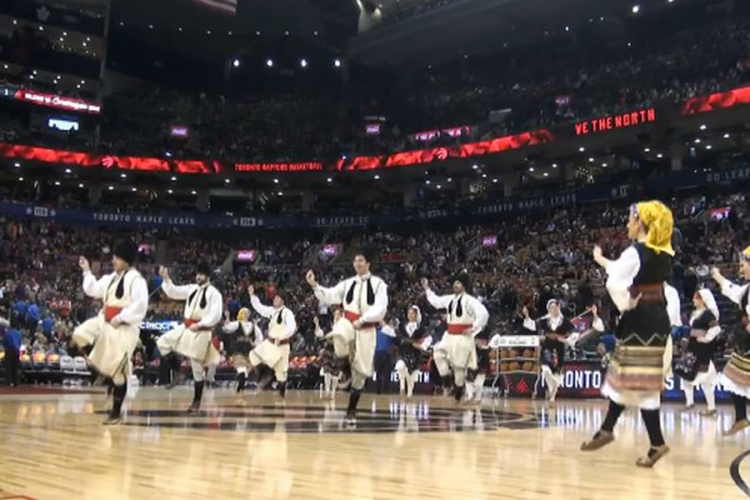 Srpsko kolo na poluvremenu NBA utakmice (VIDEO)