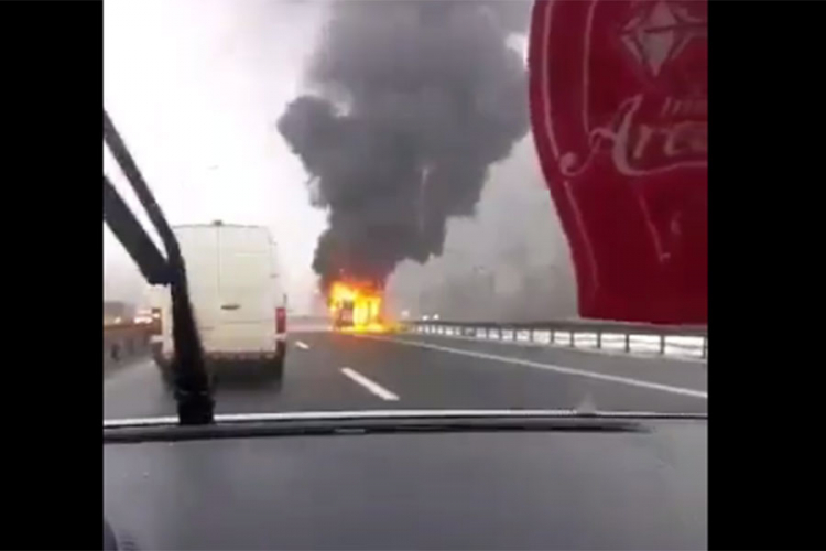 Hitna krenula da pomogne, zapalila se na autoputu (VIDEO)