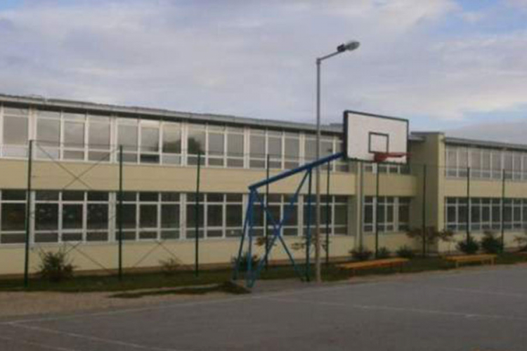 Osnovnoj školi "Glamoč" potrebne knjige za biblioteku