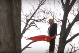 "Obješeni" Tramp sa zastavom SSSR-a (VIDEO)