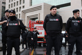 Drama u bolnici u Istanbulu, naoružani policajac prijeti da će se ...