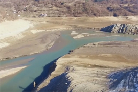 Ostalo samo korito: Jablaničko jezero gotovo presušilo (VIDEO)