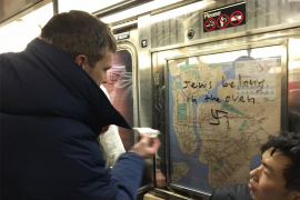 Njujork: Putnici brisali iscrtane kukaste krstove u metrou (FOTO)