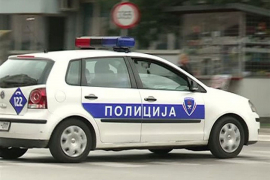 Kozarac: Policajce napao sjekirom