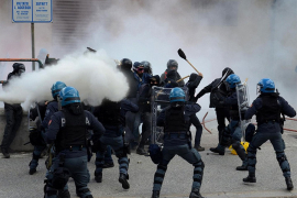 Ðenova: Sukob policije i demonstranata protiv desnice