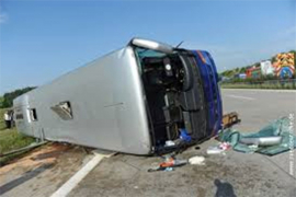 Autobus sletio s puta, 28 poginulo