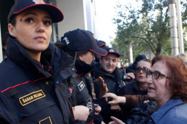 Više od 100 žena prenoćilo ispred zgrade vlade