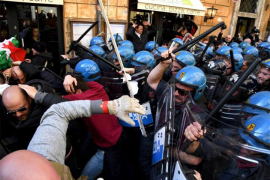 Žestoki sukobi na protestu taksista u Rimu (FOTO)


