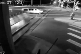 Voz pri punoj brzini udario kombi, poginuo vozač (VIDEO)
