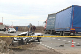 Sudar kamiona i golfa, vozač ispao iz auta (FOTO)
