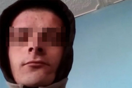 Prebio roditelje, sjekirom razlupao automobile pa nasrnuo na policiju