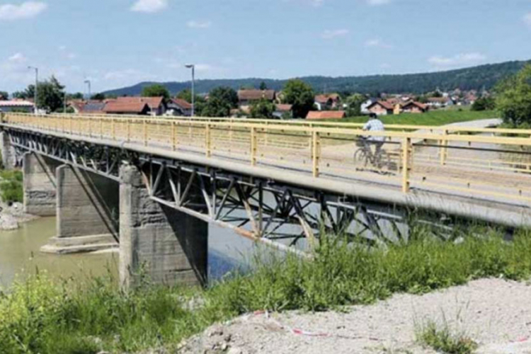 Planirano rušenje žutog mosta u Česmi