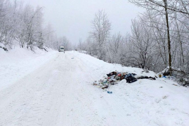 Prijedor: Ostavio hrpu smeća na putu, i u smeću račun za struju