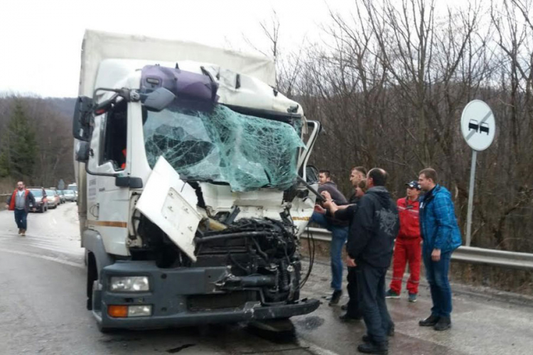 Sudar dva kamiona i automobila kod Kladnja (FOTO, VIDEO)