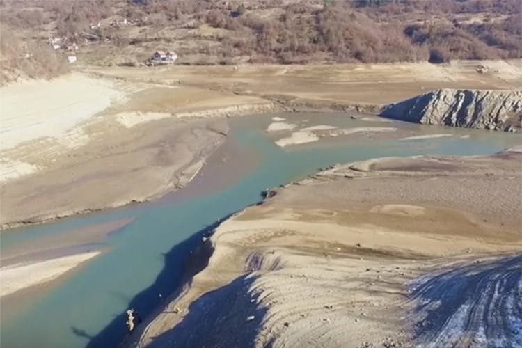 Ostalo samo korito: Jablaničko jezero gotovo presušilo (VIDEO)