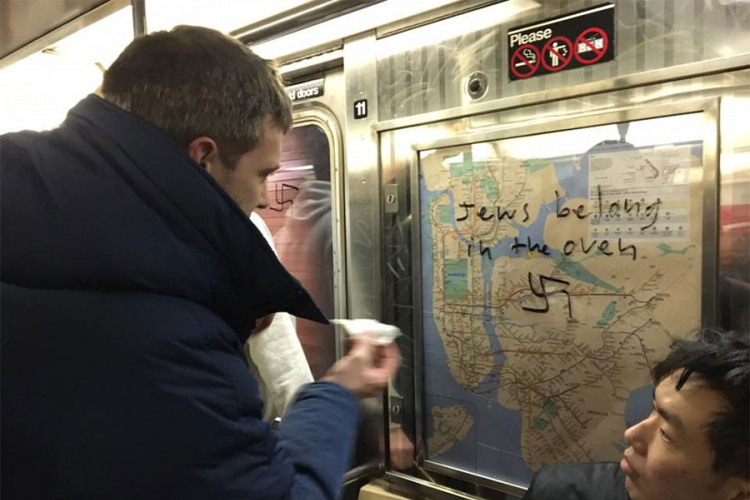 Njujork: Putnici brisali iscrtane kukaste krstove u metrou (FOTO)