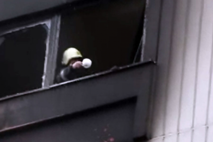 Sarajevski vatrogasci požar gase šoljicom za kafu? (VIDEO)