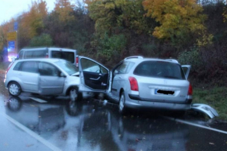 Šest osoba povrijeđeno u sudaru tri vozila