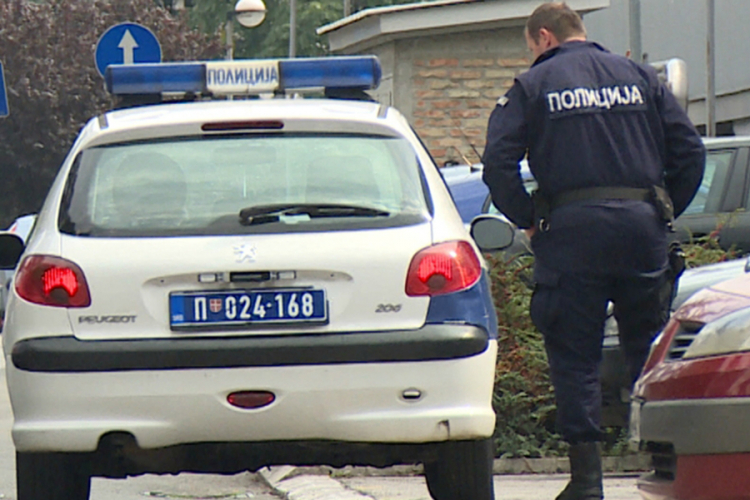 U teškoj saobraćajnoj nesreći poginuo policajac