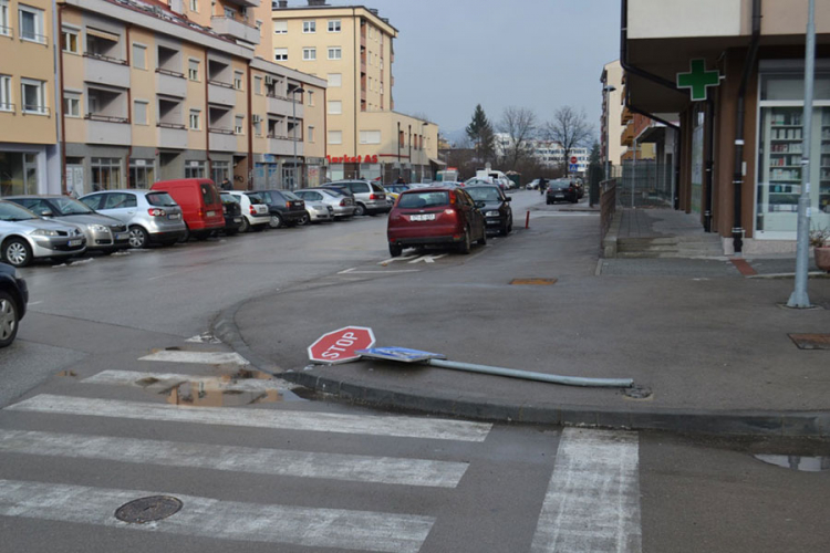 Oboreni znak "stop" ugrožava bezbjednost vozača i pješaka