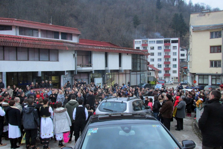 Srebrenica: Zbog dojave o bombi, Svetosavska akademija na trgu