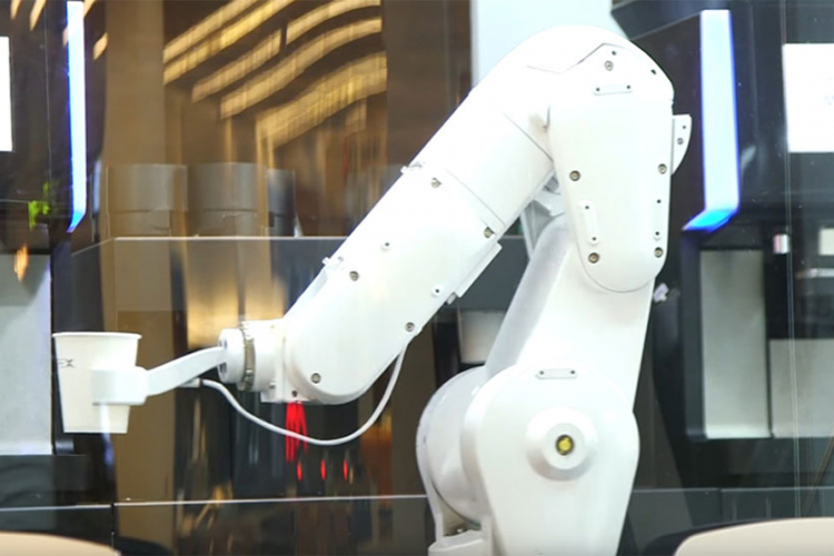 U San Francisku otvoren kafić u kojem kafu poslužuje robot (VIDEO)