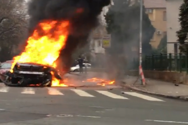 Automobil eksplodirao u pokretu (VIDEO)