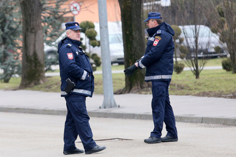 Sve učestaliji napadi na policajce, pljuju ih i gađaju sjekirom