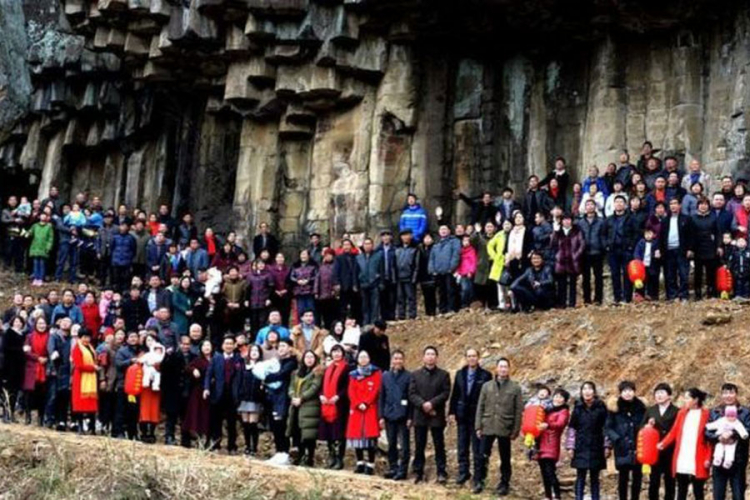 500 članova porodice poziralo za zajedničku fotografiju
