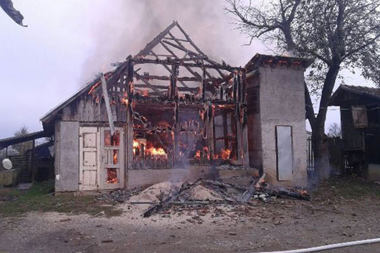 Izgorjela tri pomoćna objekta kod Banjaluke