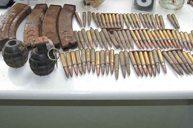 Zvornik: Policija zaplijenila puške i bombe (FOTO)