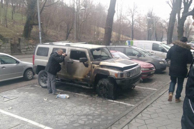 U nekoliko sekundi zapalio džip bivšeg šefa policije