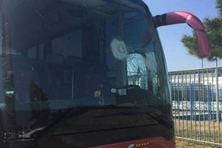 Kamenovan autobus košarkaša iz Skoplja
