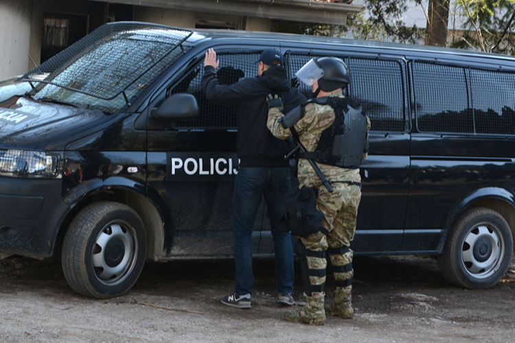 Mostar: Policija spriječila napad na antifašiste, uhapšen mladić sa palicom