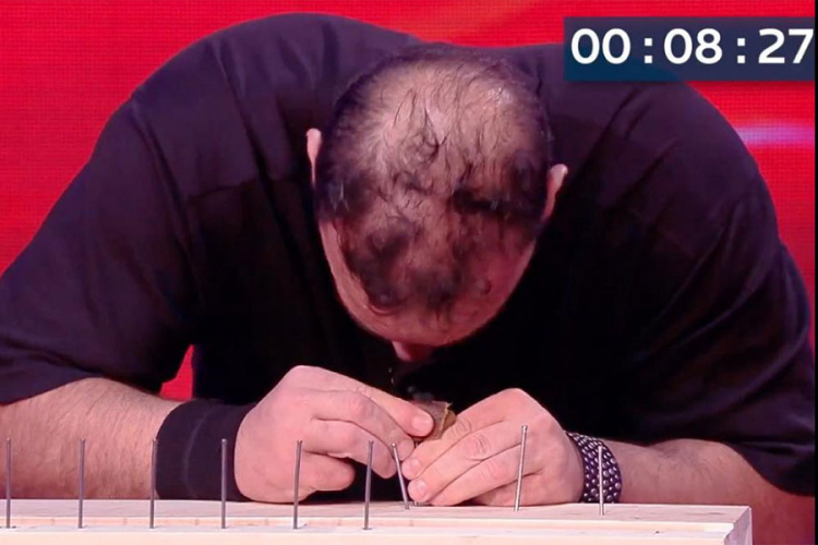 Čelom zakucao 38 eksera za manje od dva minuta (VIDEO)